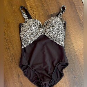 One piece Miraclesuit bathing suit brown cheetah size 14
Good condition.